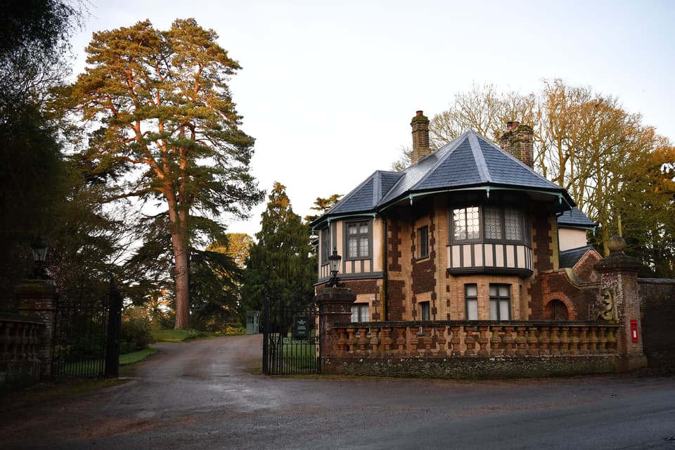 Prince Harry To Meet With The Queen, Prince Charles & Prince William At Sandringham
