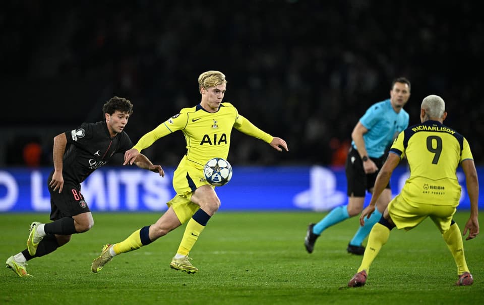 Tottenham's Swedish midfielder #15 Lucas Bergvall (C) fights for the ball with Paris Saint-Germain's Portuguese midfielder #87 Joao Neves (L) during the UEFA Champions League, league phase - matchday 5, football match between Paris Saint-Germain (PSG) and Tottenham Hotspur FC at the Parc des Princes stadium in Paris on November 26, 2025. (Photo by JULIEN DE ROSA / AFP via Getty Images)