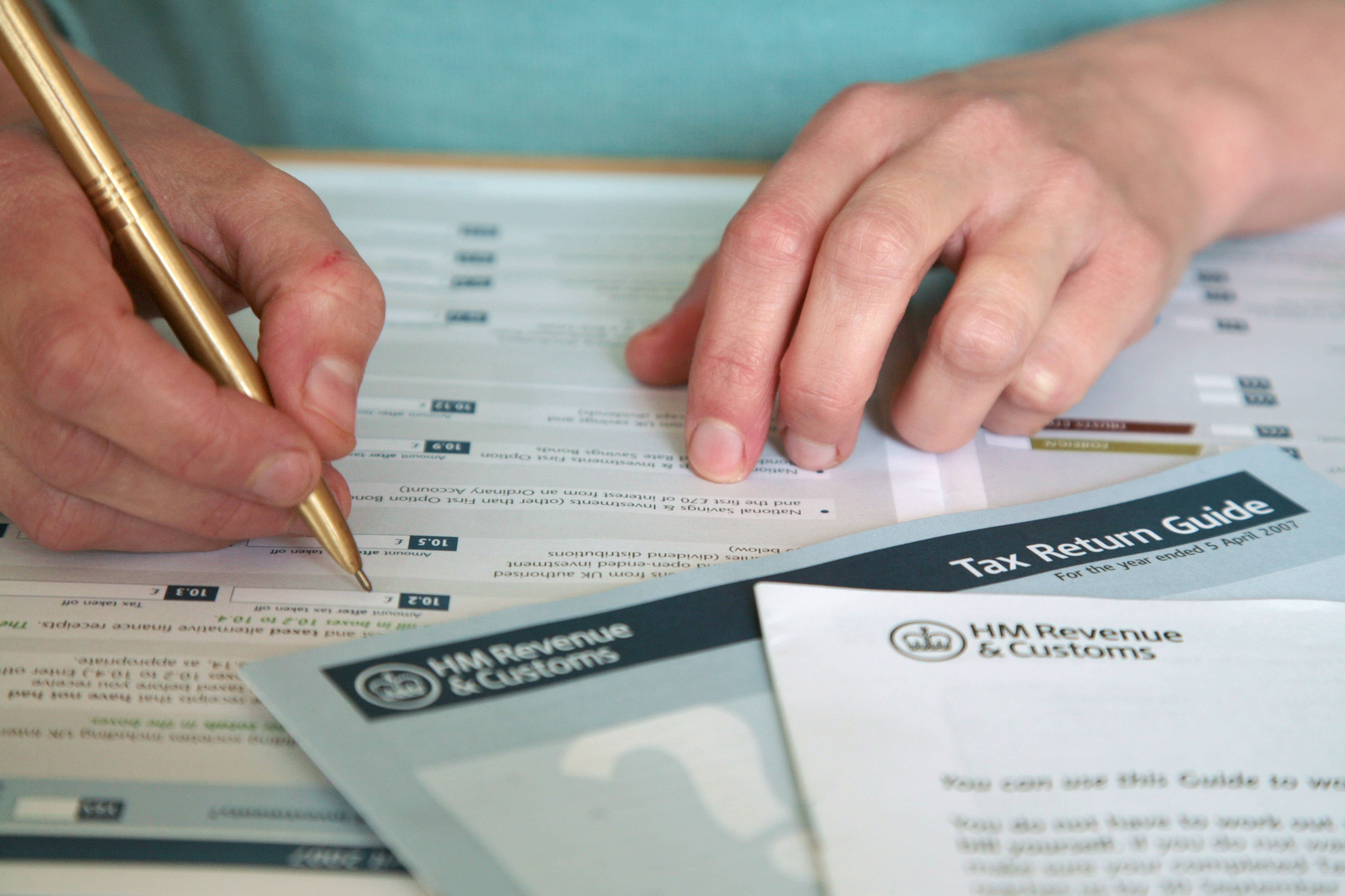 HMRC apologises after glitch shuts helplines ahead of self-assessment deadline
