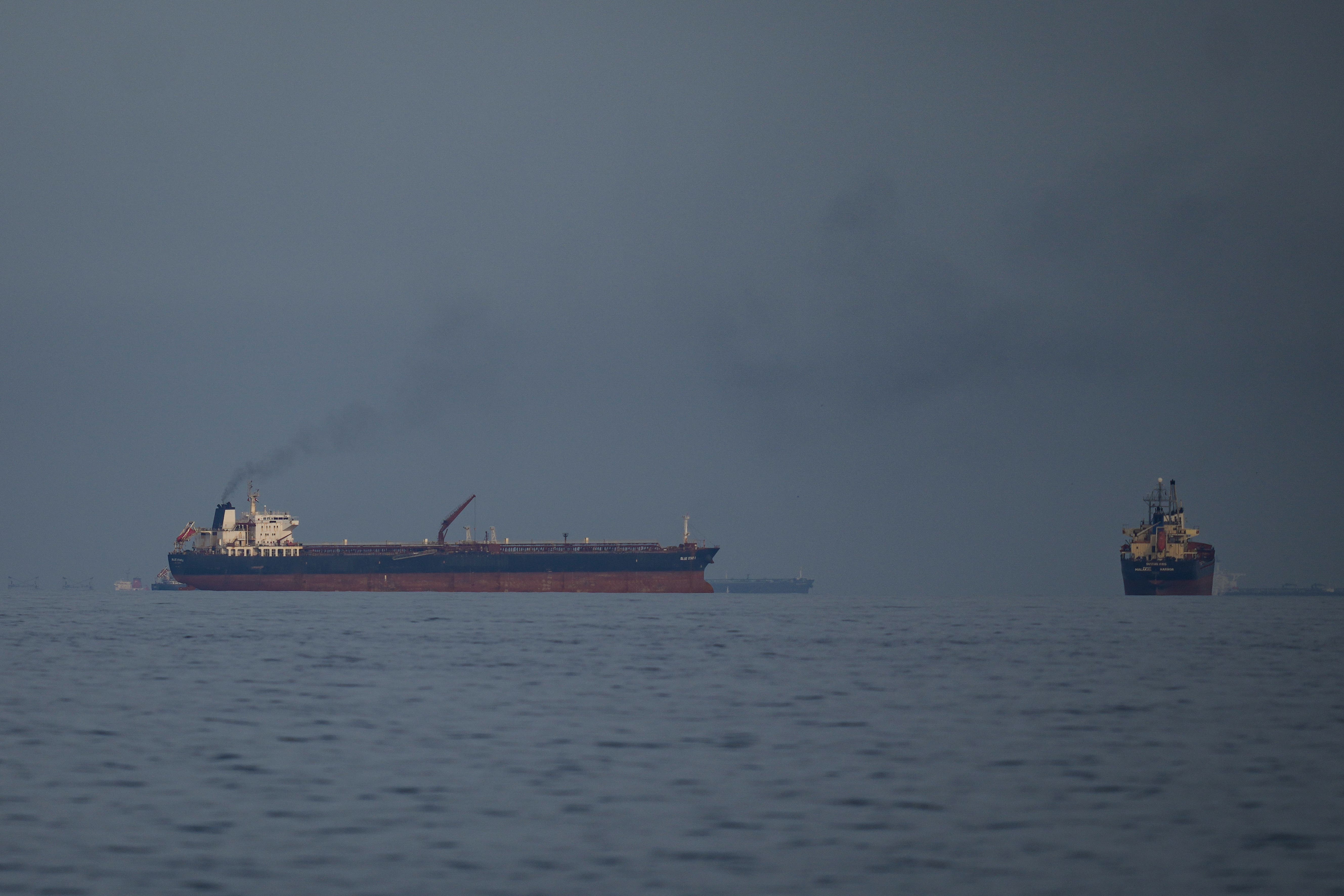 Oil prices return to 100 dollars a barrel as US carry out Iran strikes