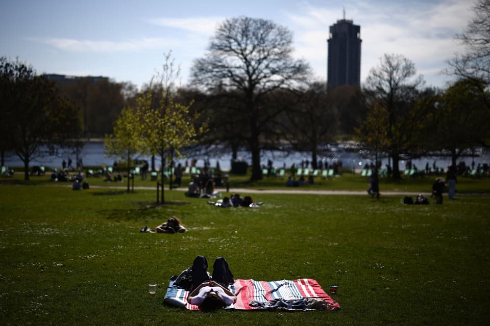 BRITAIN-WEATHER-OFFBEAT