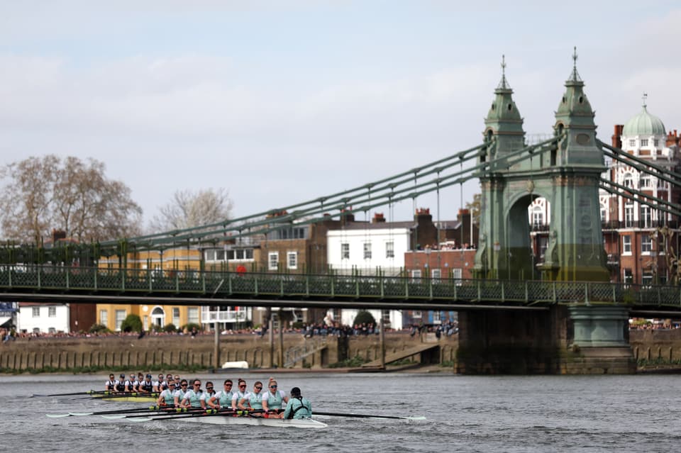 <p>LONDON, ENGLAND - APRIL 04: A general view as the Oxford University crew lead from Cambridge University as they approach Hammersmith Bridge in the Women's race during The Boat Race 2026 on April 04, 2026 in London, England. (Photo by Harry Murphy/Getty Images)</p>