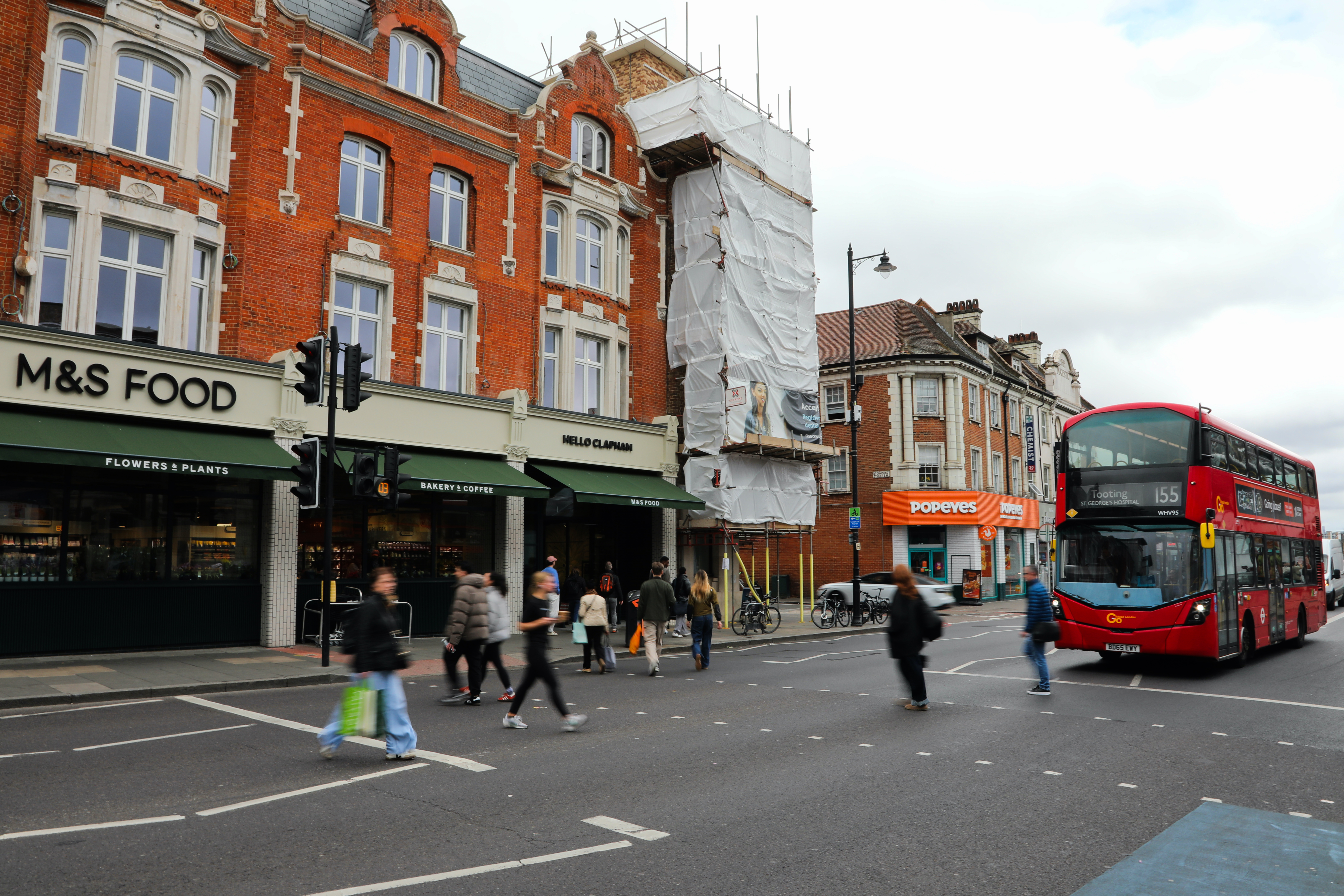 Person dies in crash on Clapham High Street 