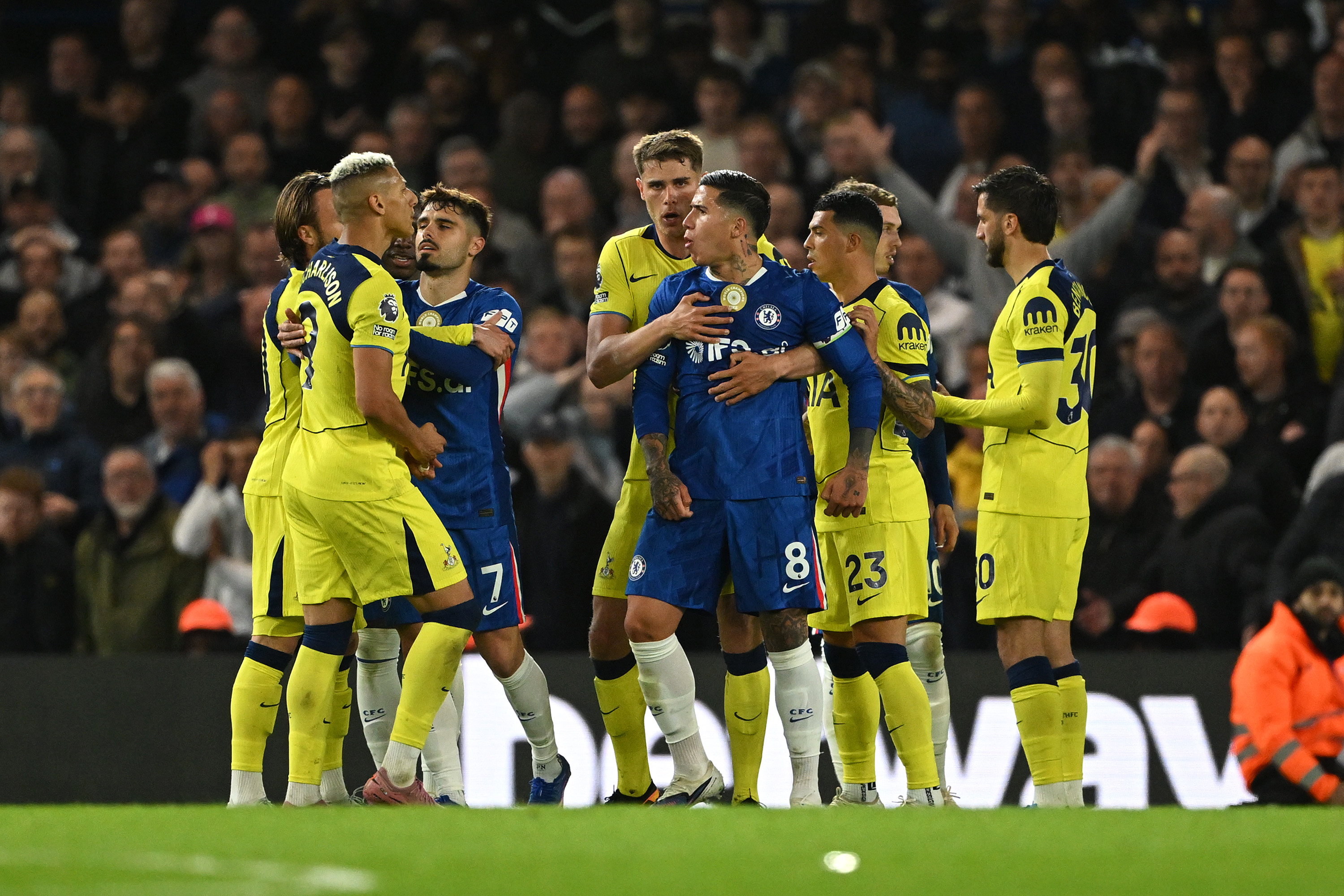 Chelsea 2-1 Tottenham: Blues win after frantic finish - LIVE