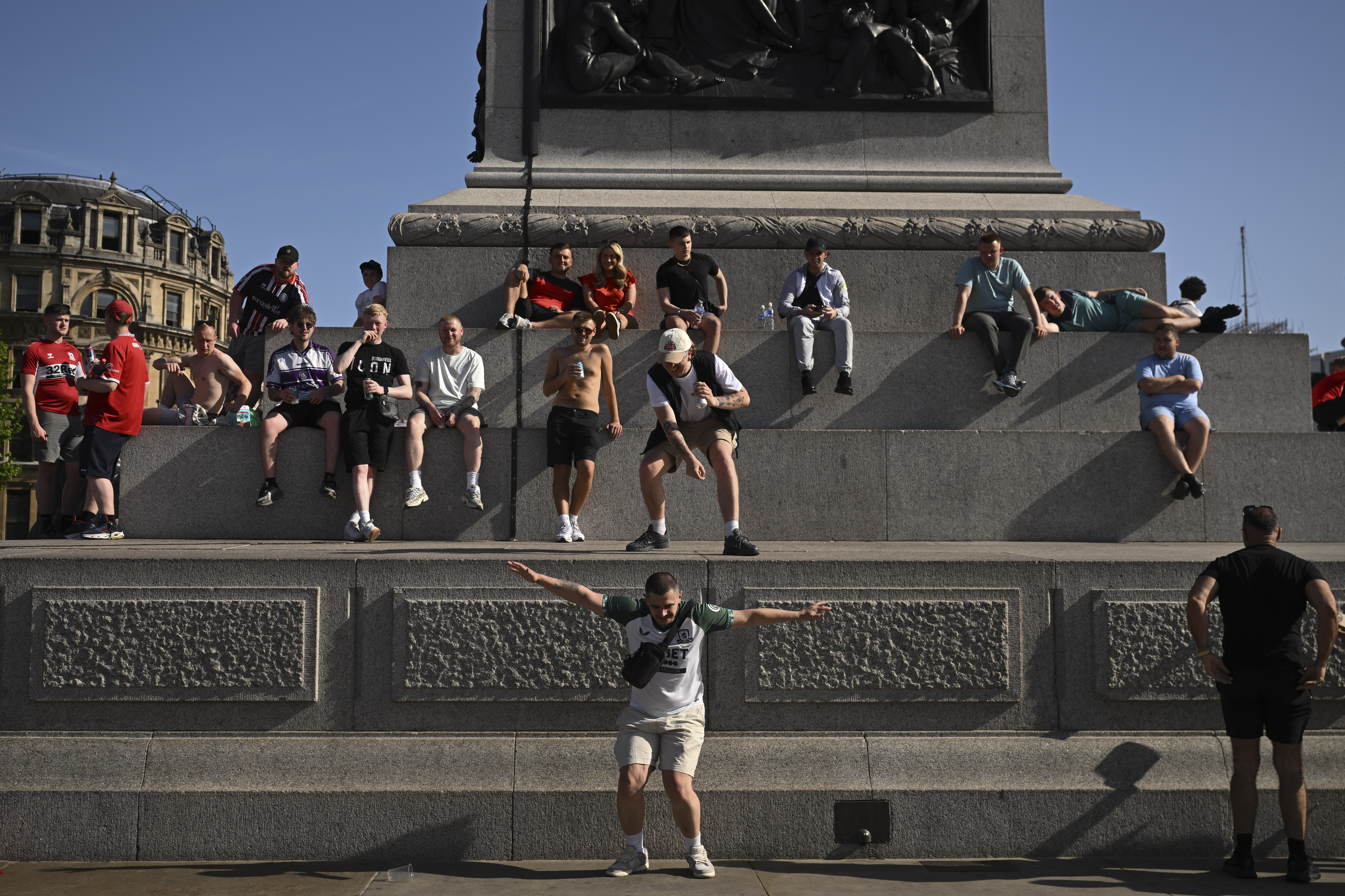 London heatwave builds with 30C expected today amid major health alert - LIVE
