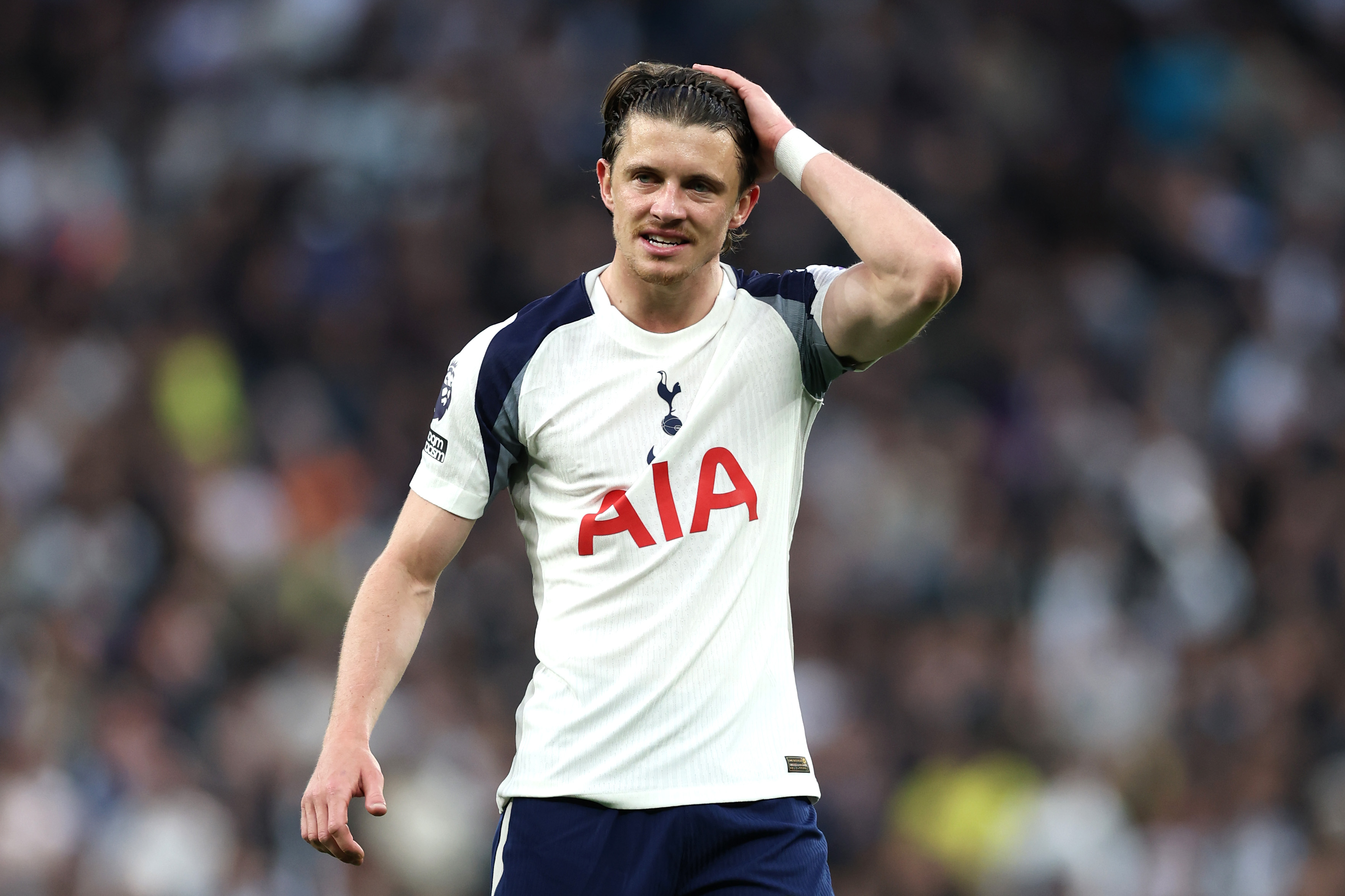 Gallagher fires dig at former Spurs boss amid struggle to settle