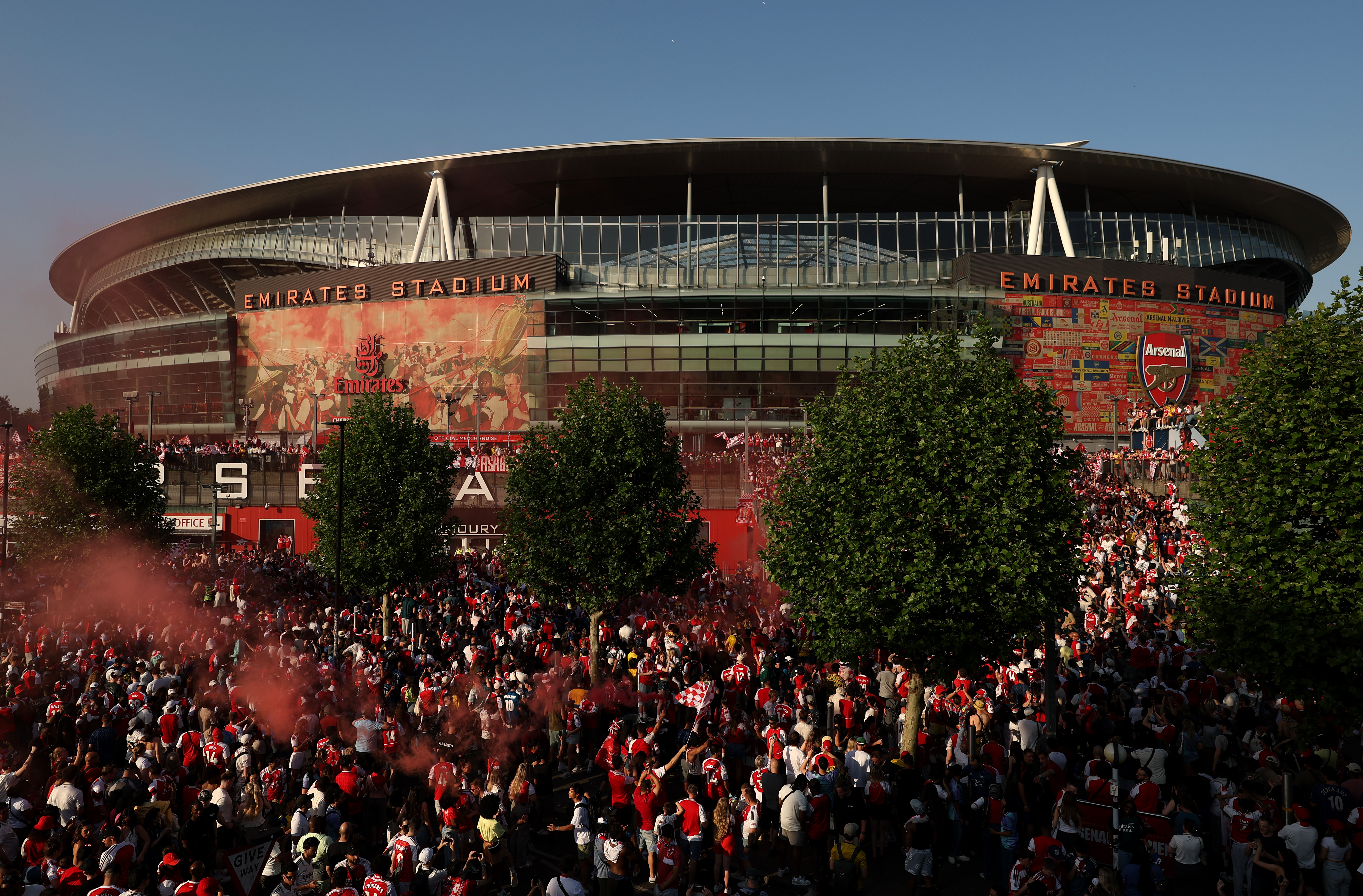 Arsenal superfan Corbyn urges respect at trophy parade as Met warns thugs face arrest
