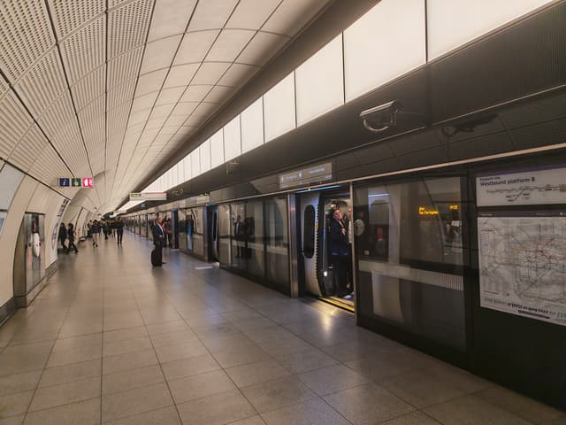 Liverpool Street station Elizabeth line platform
