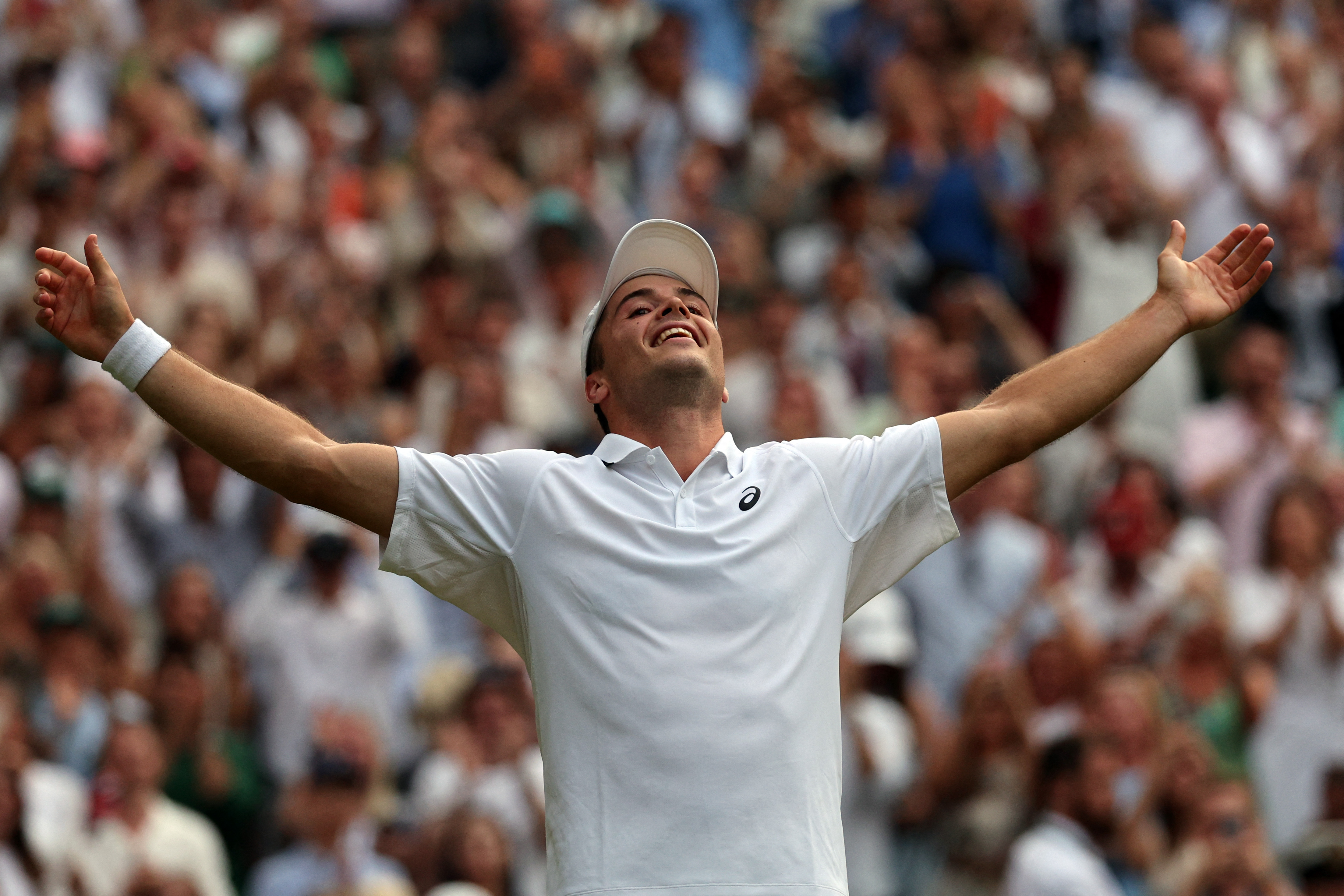 Fery delivers more Wimbledon magic with stunning win over Dimitrov