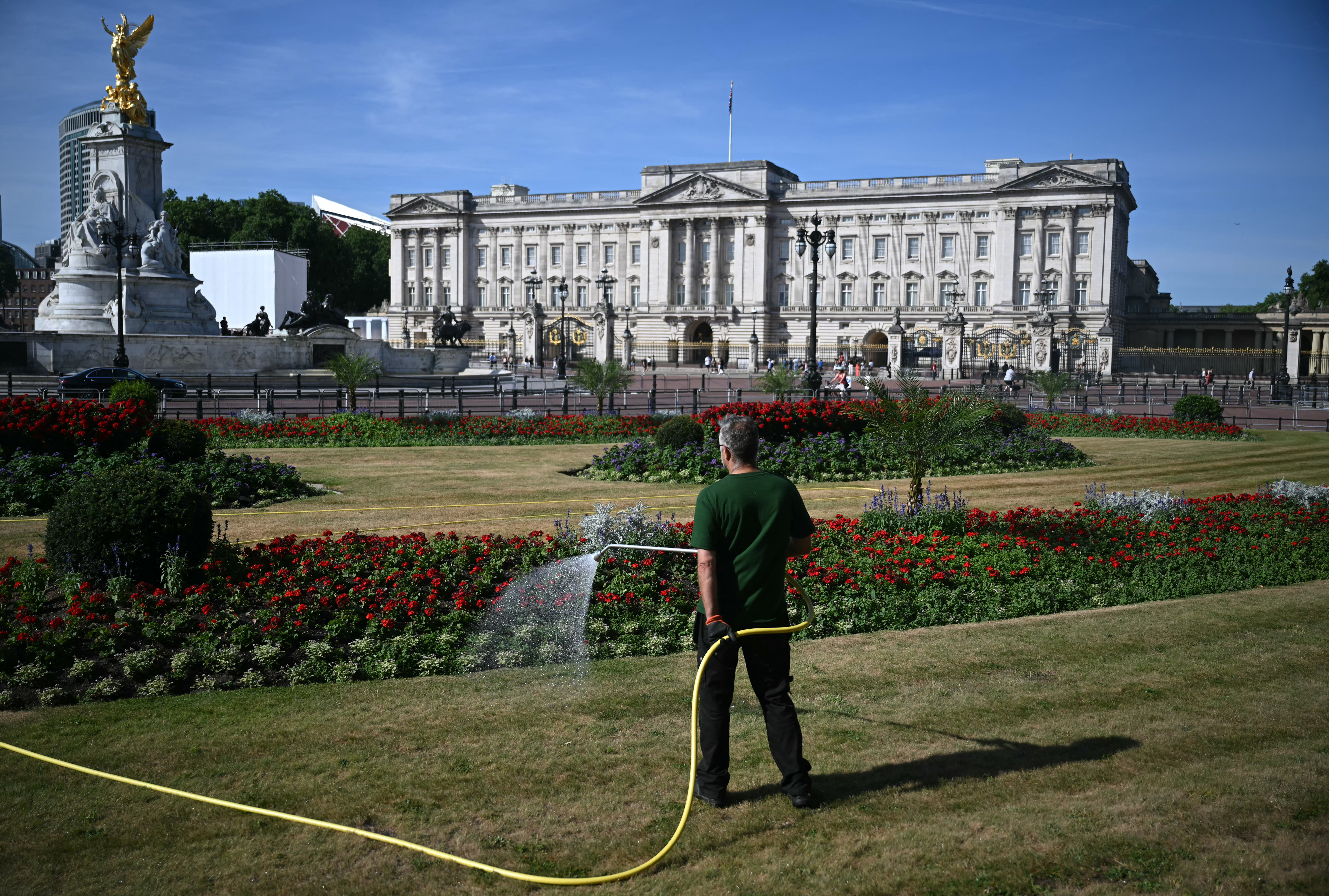 'Incredibly long' heatwave hits London train services