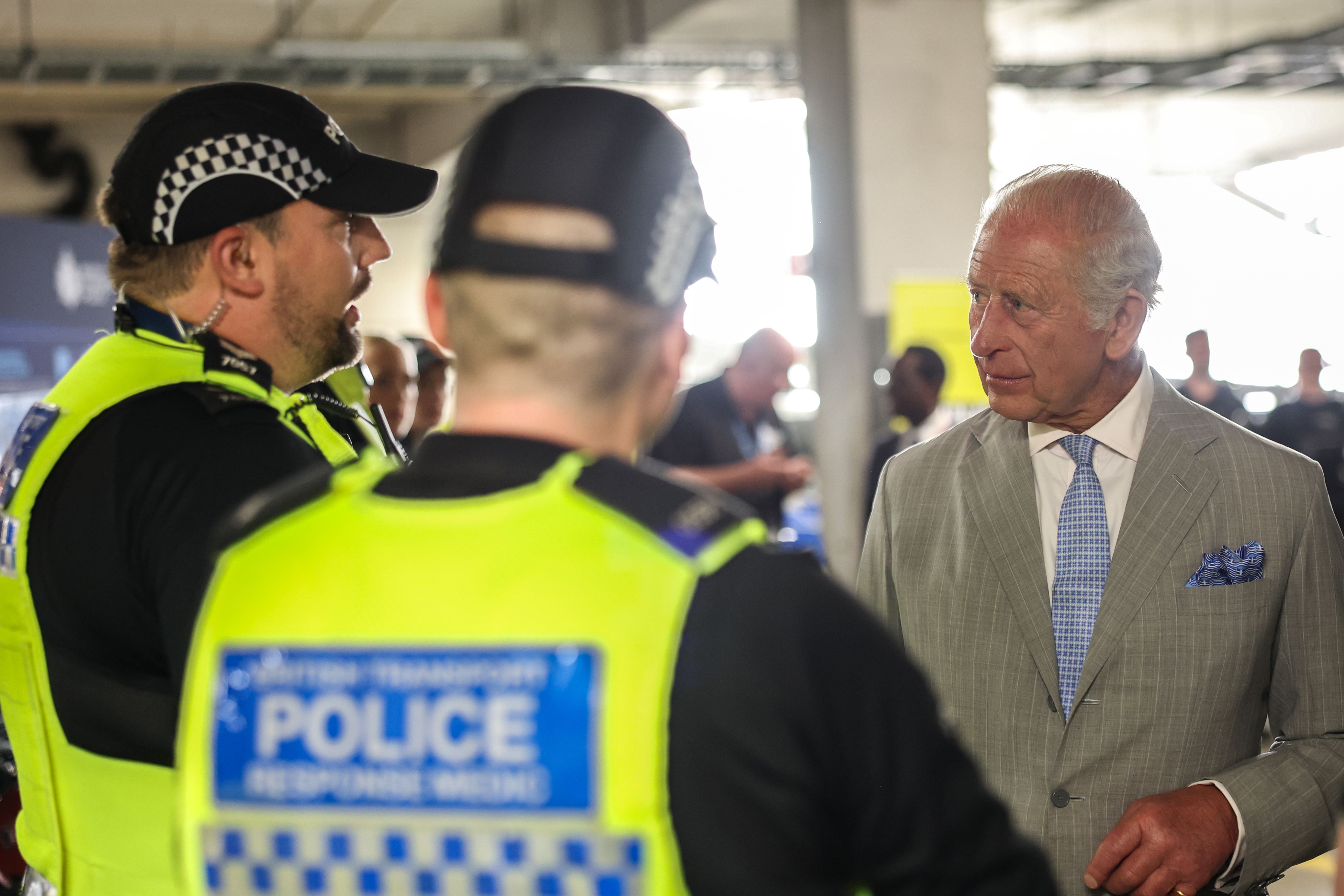 King meets police officers who dealt with Bedfordshire train crash
