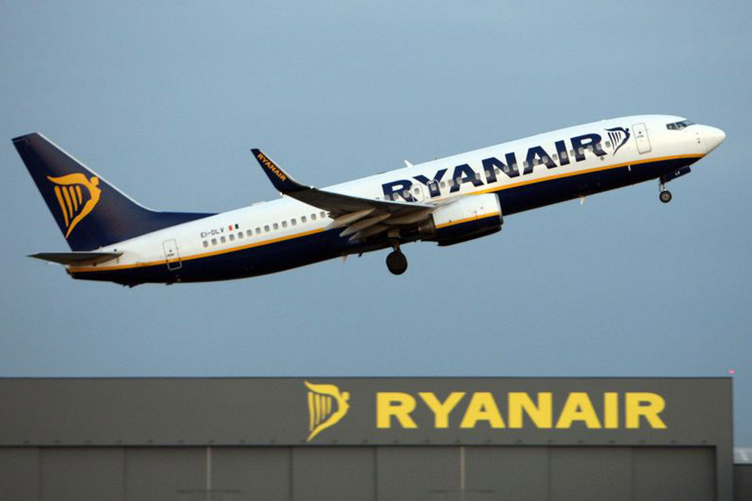 Ryanair condemns airport pricing decision