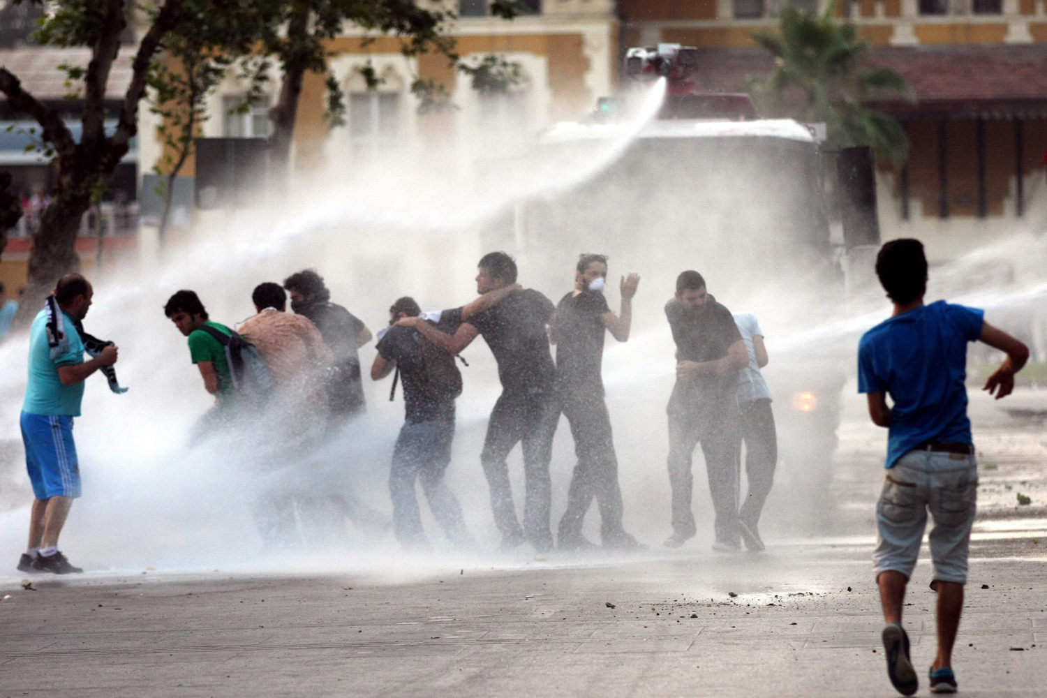 Police to ask for water cannon to deal with escalating protests 