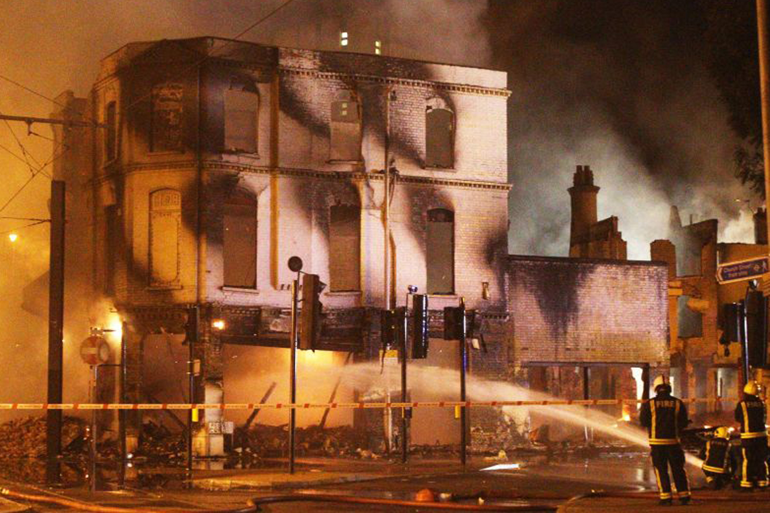 Police: water cannon 'could have saved buildings burnt down in London 