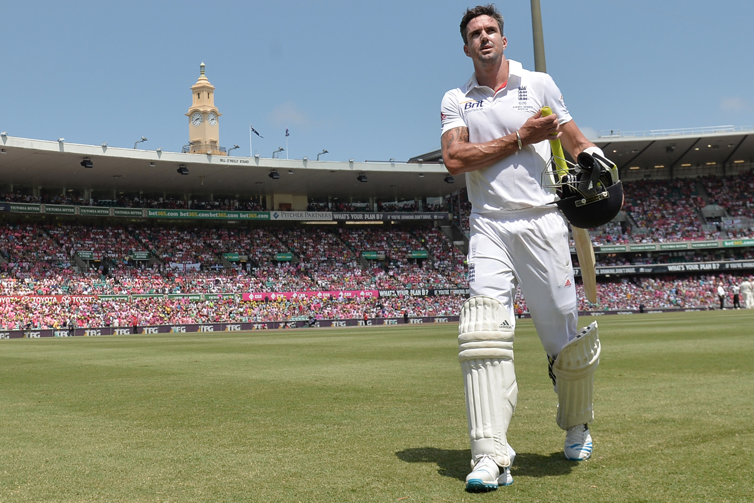 Surrey to offer Kevin Pietersen new contract after England axe him