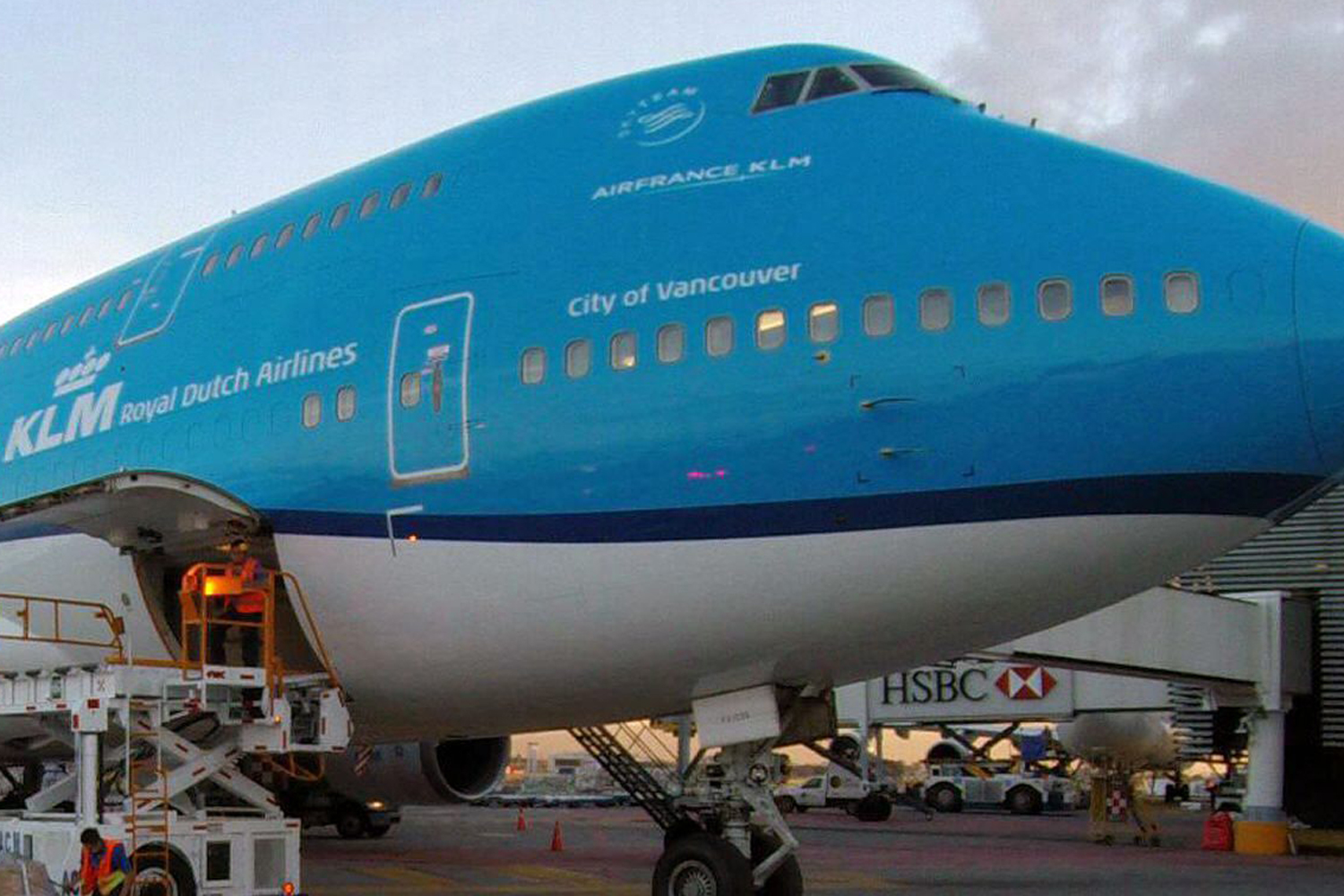KLM pilot suffers heart attack on runway 