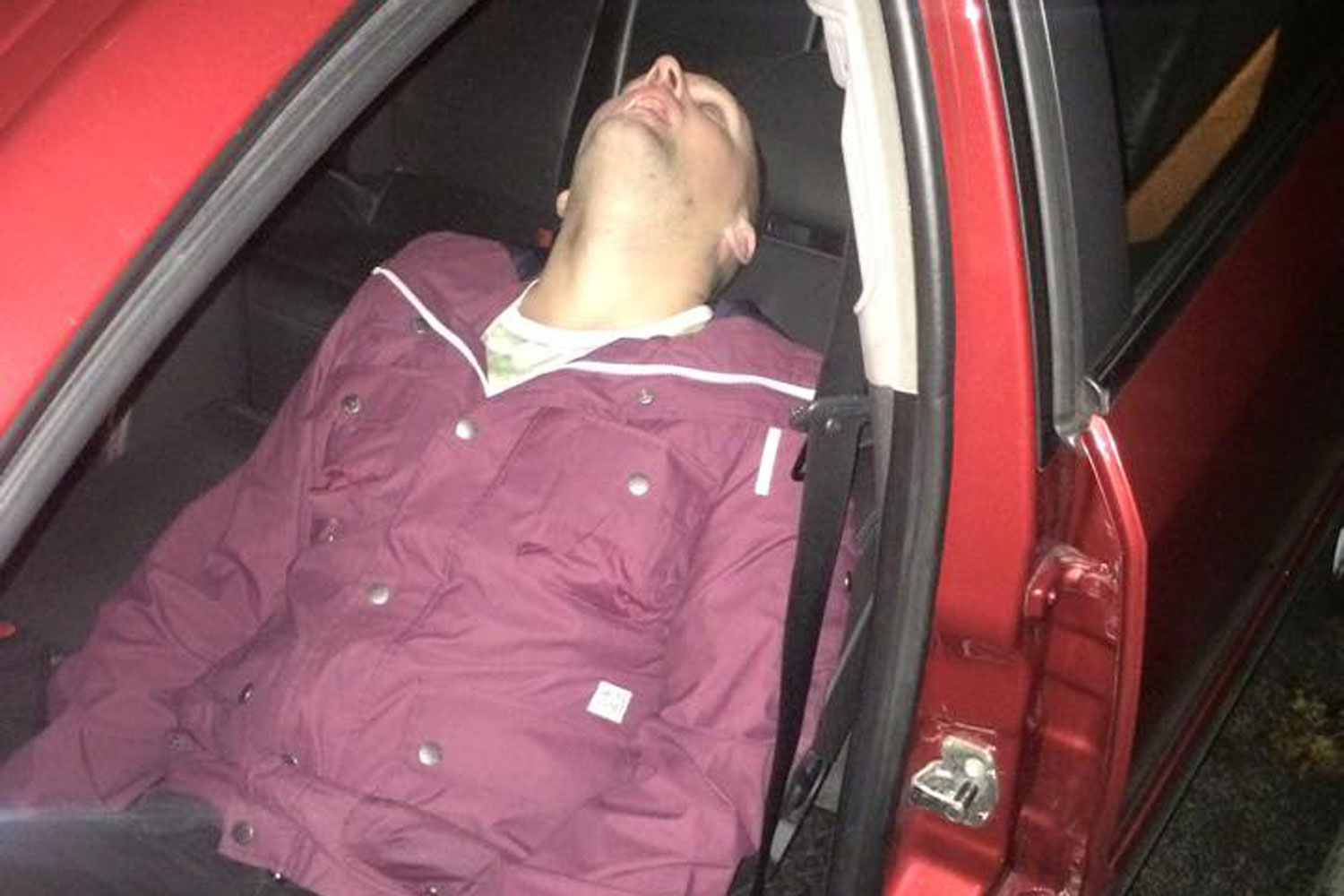 Taxi driver uses Facebook to find where to drop man after night out