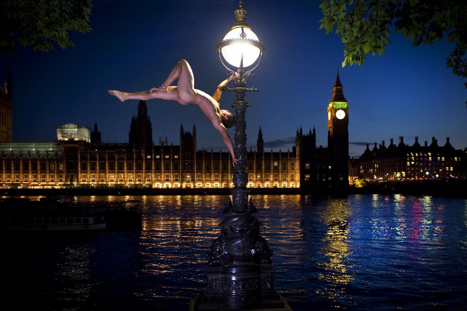 Photographer captures performers posing nude on London landmarks