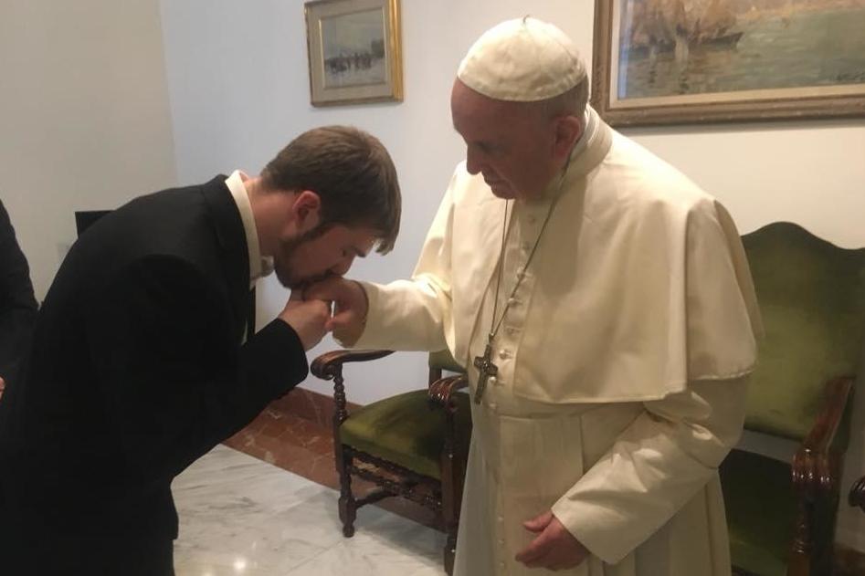 Alfie Evans' father kisses Pope's hand as he begs him to save his son