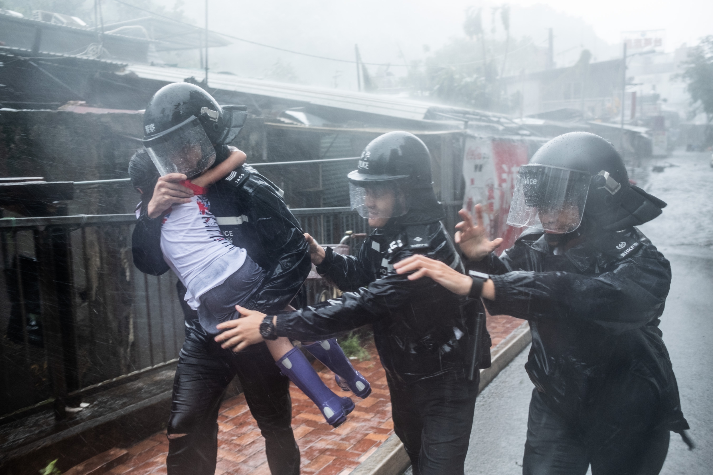 Typhoon Mangkhut lashes Hong Kong after killing 29 in Philippines