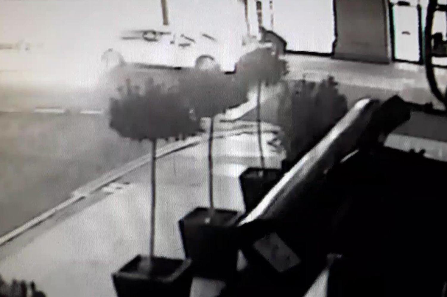 Selfridges guard tries to thwart robbers with 'wet floor' sign