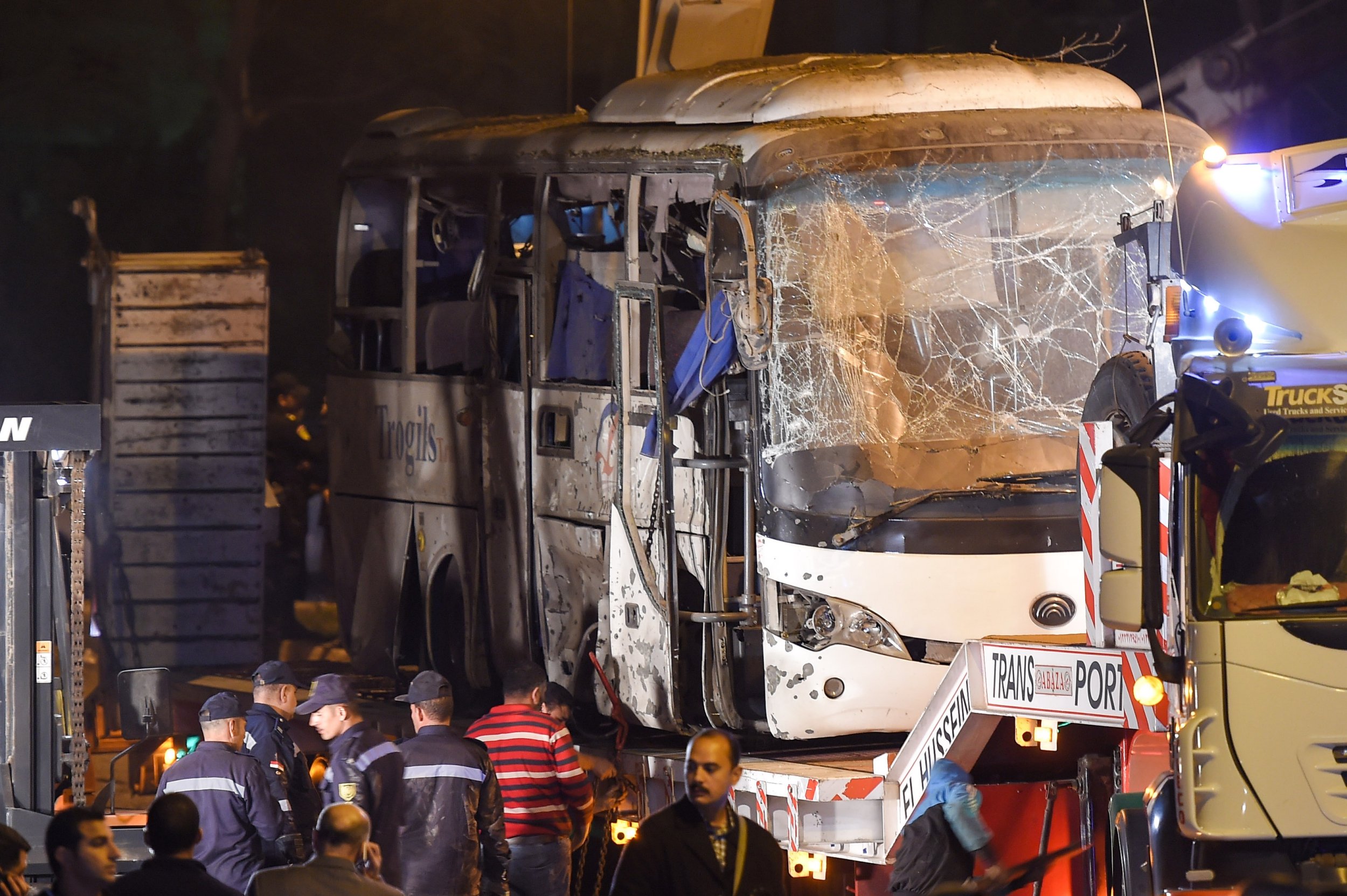 Egyptian forces 'kill 40 militants' after roadside bomb strikes bus