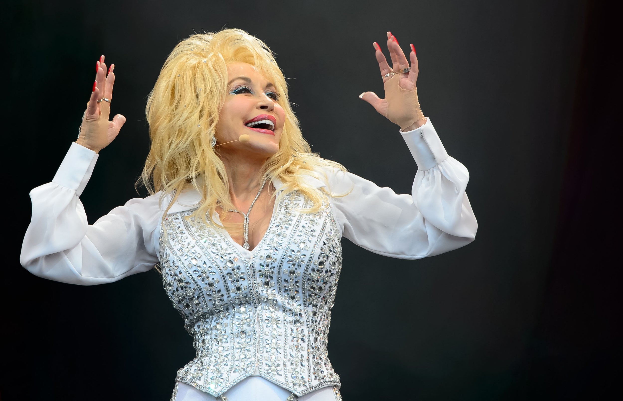 9(to)5% effective: Dolly Parton hailed for $1million vaccine donation