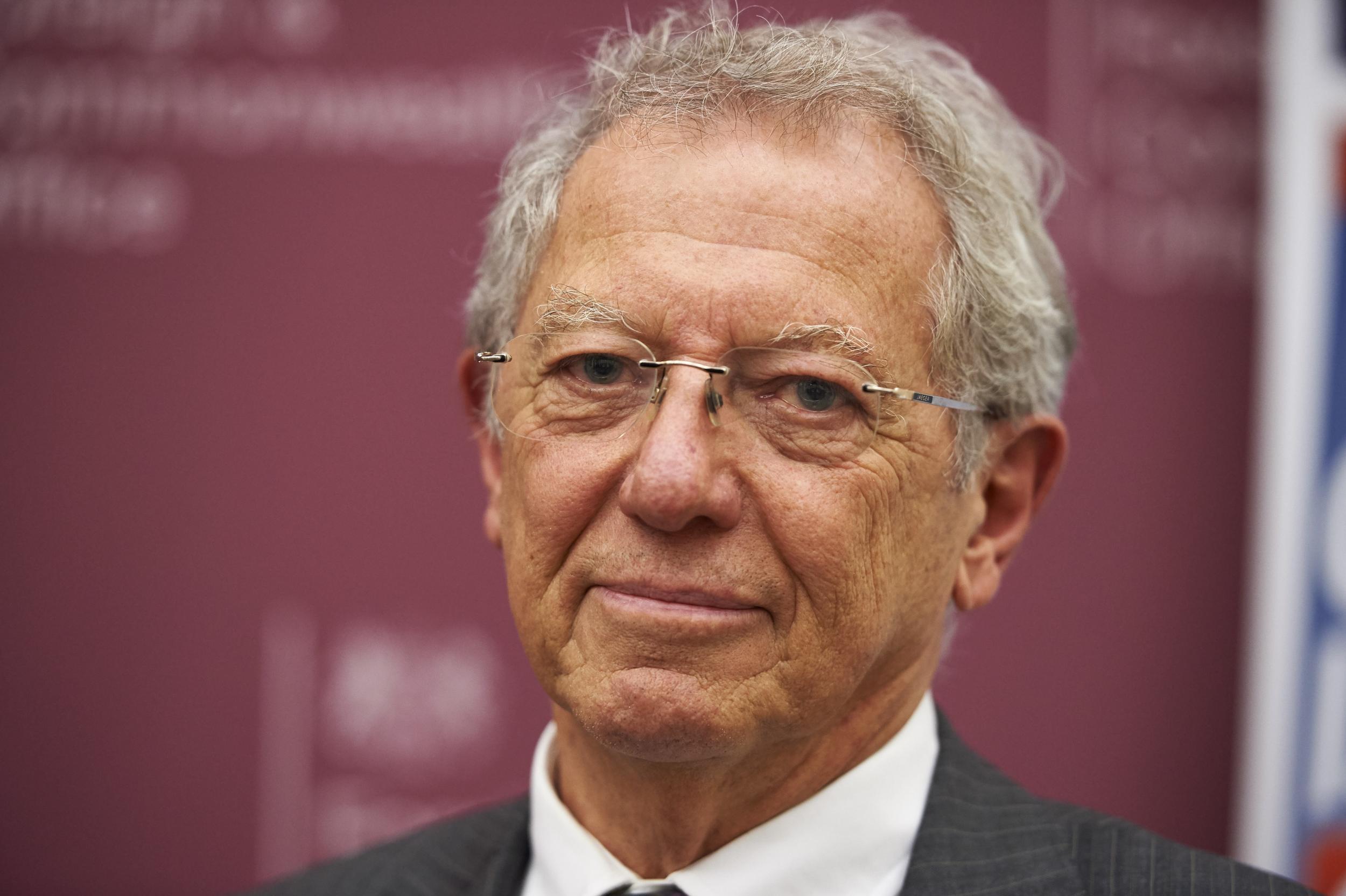 Ex-chief scientist: Elderly virus sufferers should stay at home