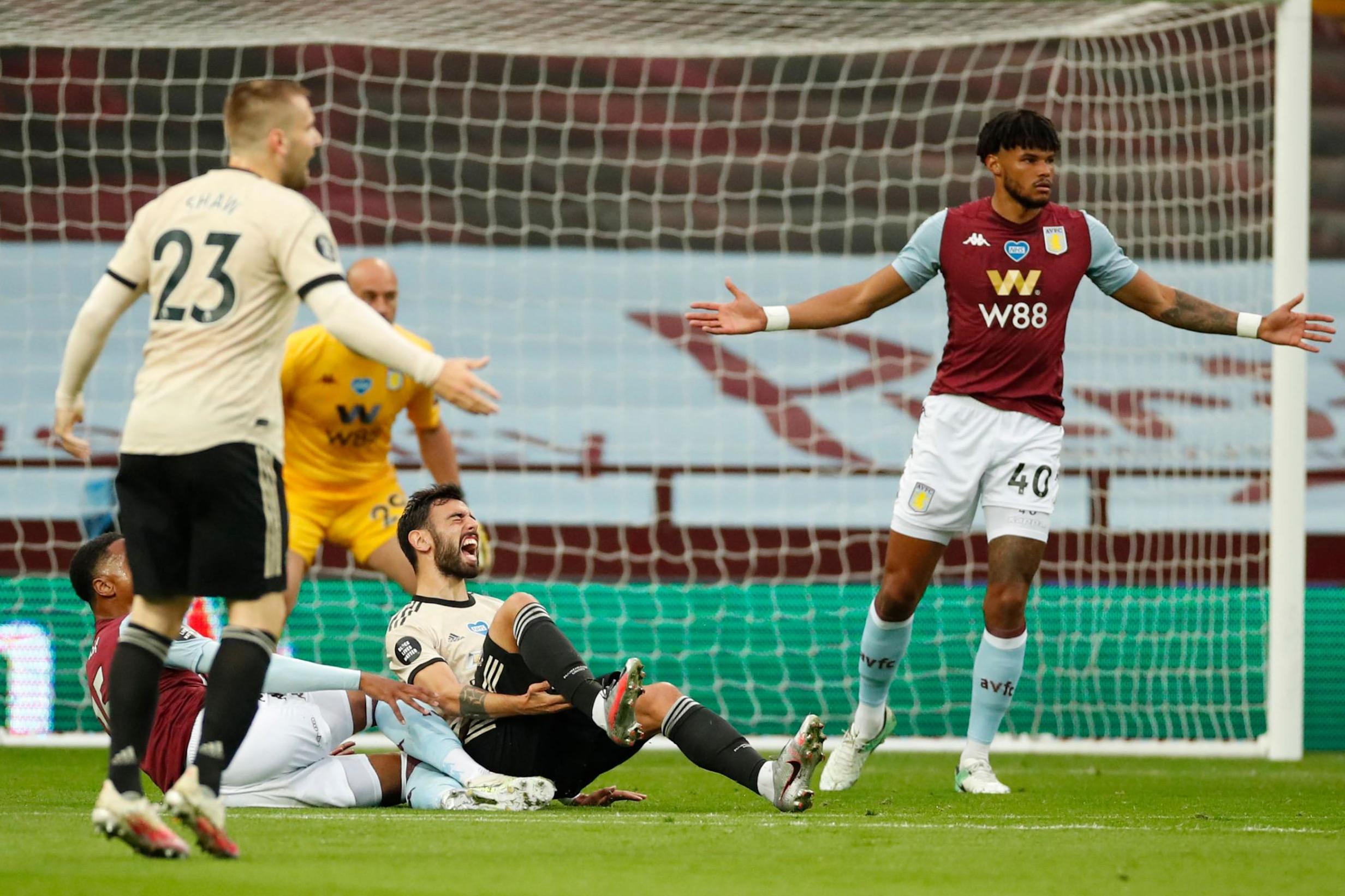 'Disgraceful!' - Villa boss Smith slams Fernandes penalty decision